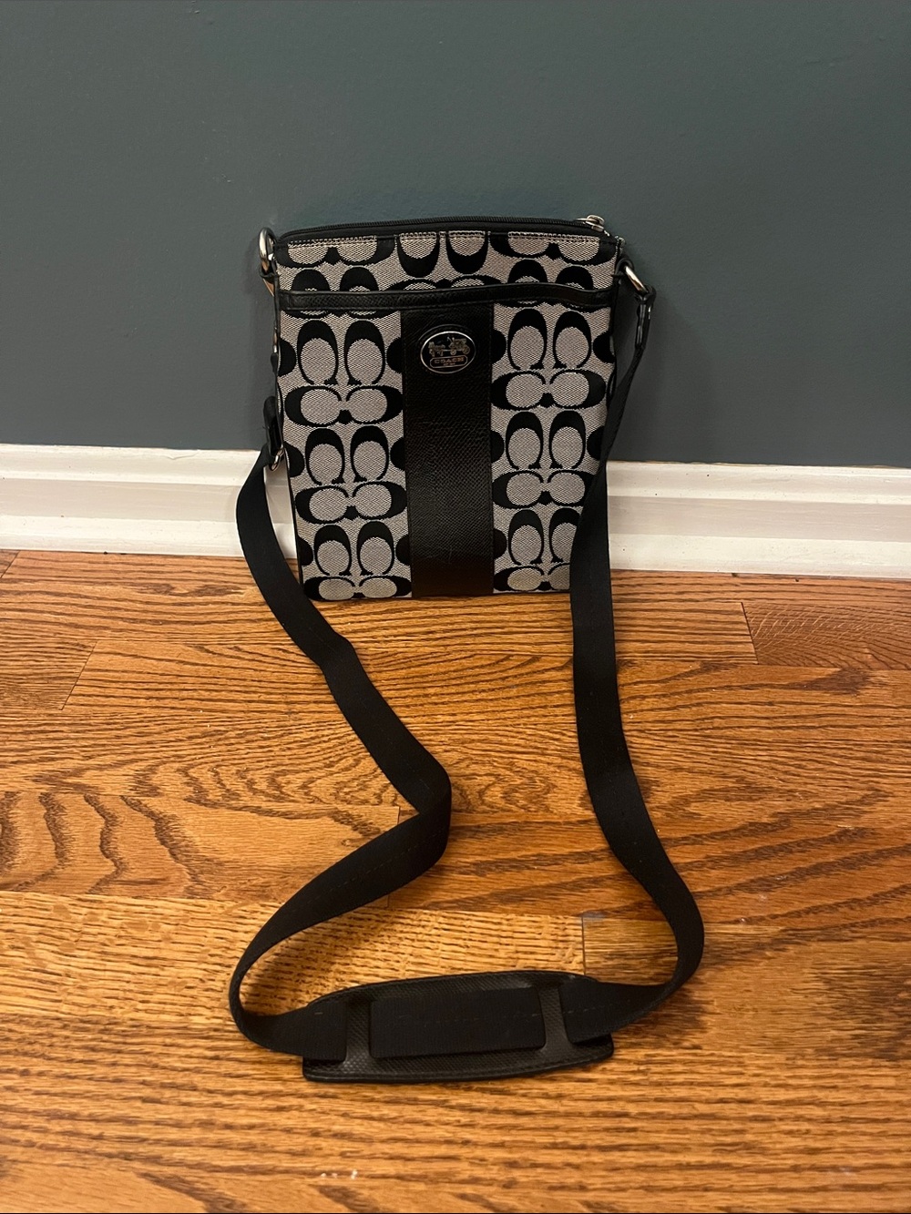 Coach Sutton Signature Fabric & Leather Swingpack no43976